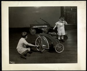 Twee Blinde Jongens die Spelen met een Driewieler en Rode Wagen bij de New York Association for the Blind, 111 East 59th Street, New York, 1937 door Byron Company
